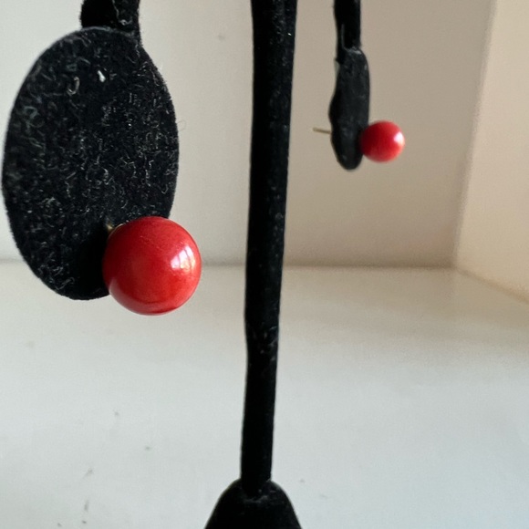 Vintage sea coral vibrant colored 14 karat yellow gold pearl earrings - Picture 7 of 14